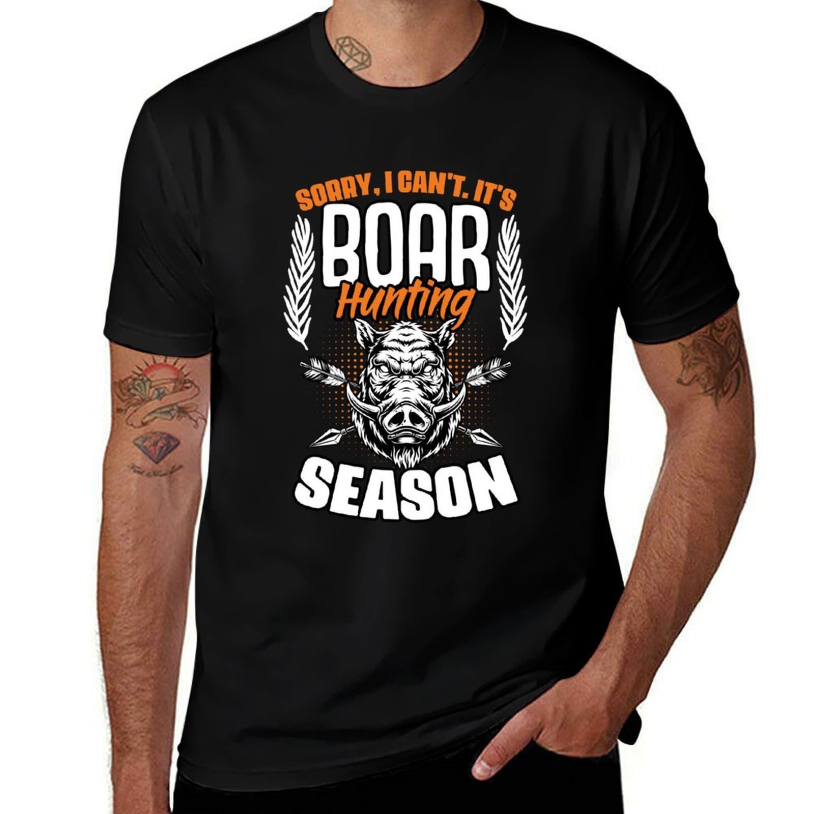 Wildman Hunting & Outdoor Vanderbijlpark - ขอโทษครับ ฉันไม่สามารถล้อเล่นเรื่องการล่าหมูป่าได้ เสื้อยืดลายตลกสำหรับนักล่าหมู ทรงหลวม สบายๆ แขนสั้น